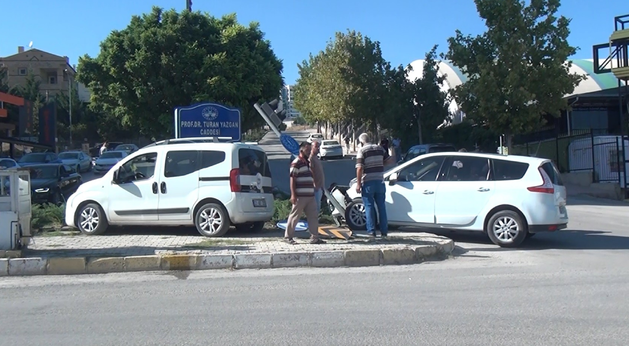 Kontrolden çıkan otomobil trafik ışıklarına çarparak durabildi